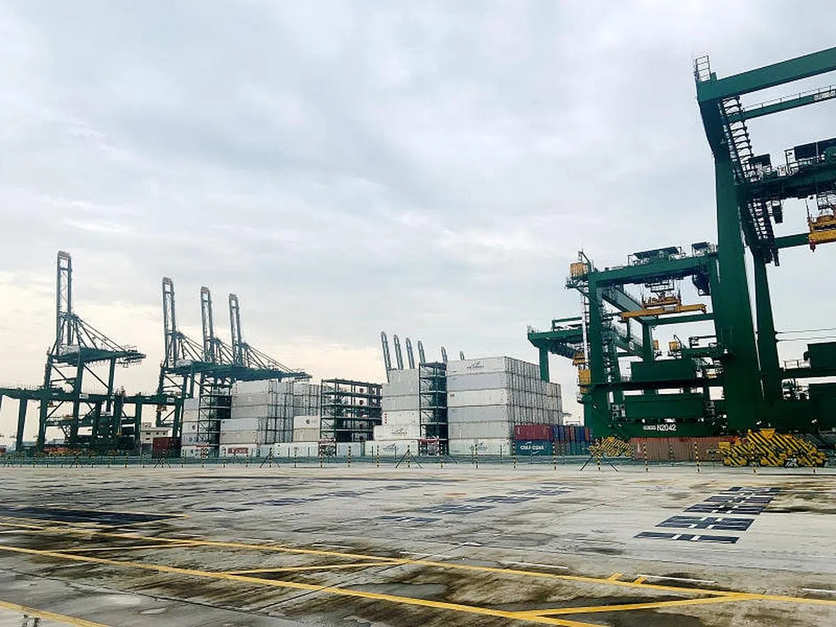 新加坡港务集团利用大士港口的堆场，存放一小批停留时间较长的集装箱。该集团正按计划准备在今年底前将大士港口一期的首两个泊位投入运营。（图：港务集团）