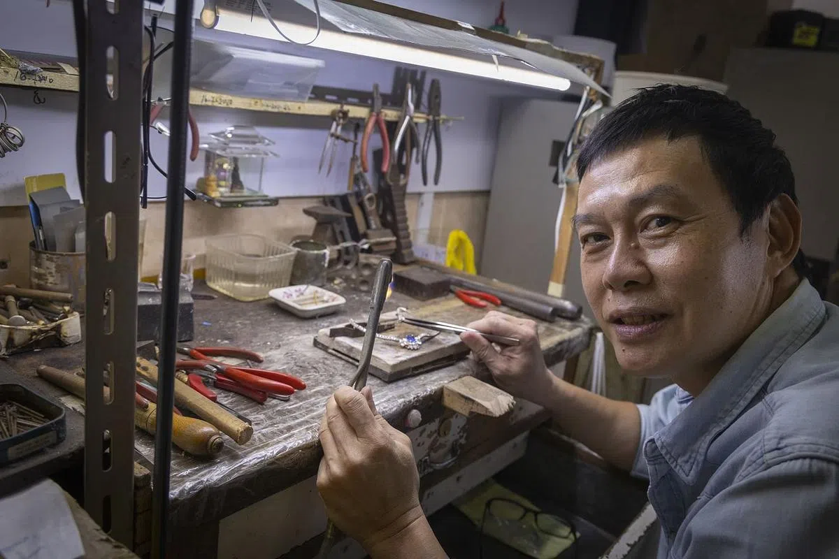 打金师傅张益泰入行三十多年。（陈来福摄）