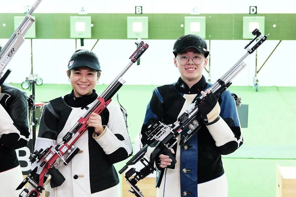 睿娜（左）对钟官颖（右）首战大赛就夺牌的表现感到满意，而钟官颖也认为，从队友身上学到不少临场调整的经验。（卓舒畅摄）