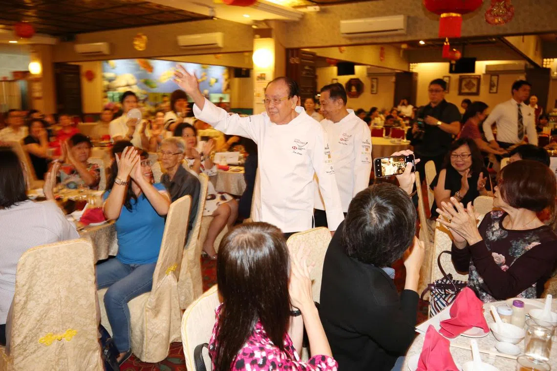 《联合早报》为亚洲食尊美食盛会打响头炮，特邀本地中餐老行尊冼良和许国威打造1950年代婚宴古早菜飨宴。盛宴于2018年3月16日在红星酒家举行，冼良（前）和许国威（后）如明星厨师，一出场即受到百余名早报读者热烈鼓掌欢呼。（档案照片）