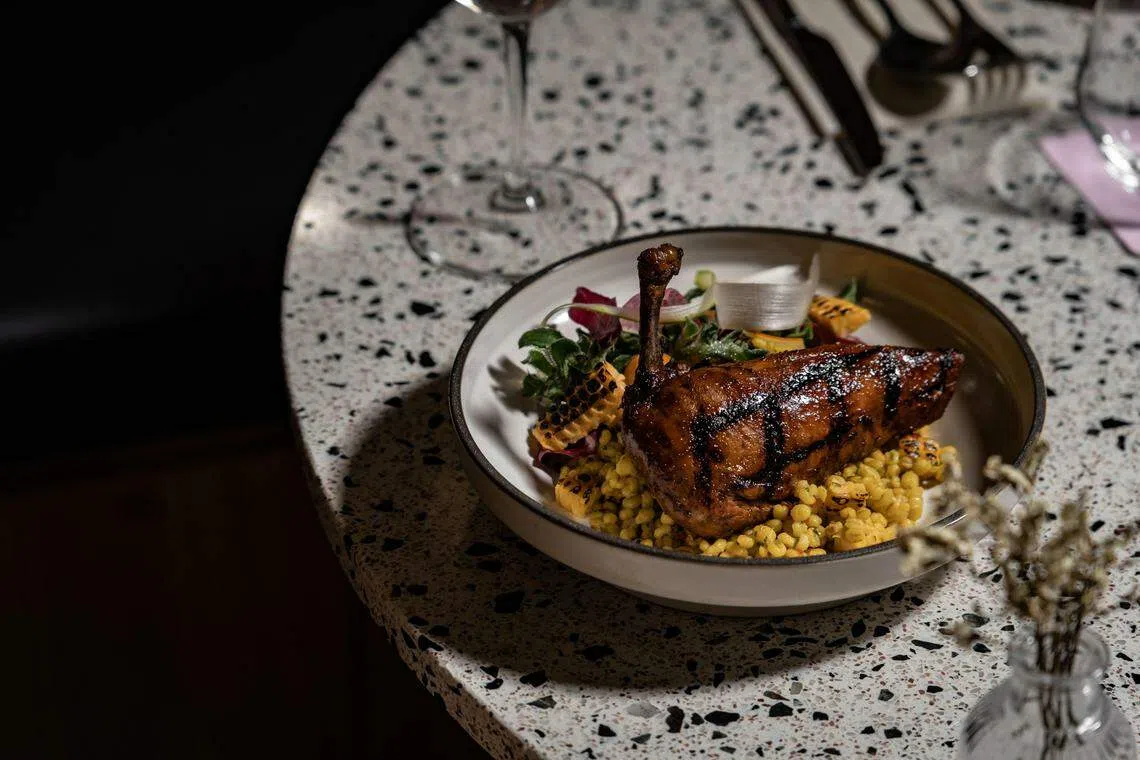 烤酱油鸡肉配有用黄姜煮过的大麦。（餐馆提供）