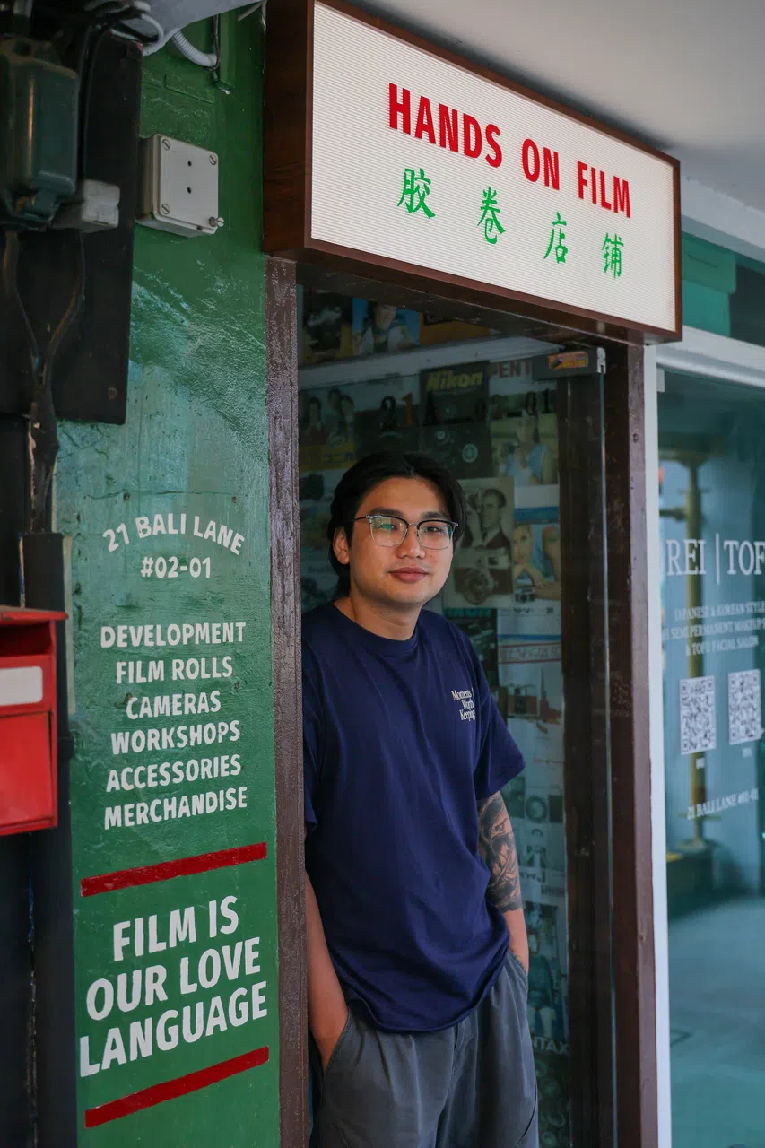 王浩祥从拍下第一卷胶片开始，便自学冲扫技术，此后拍摄的每一卷，都坚持亲手冲扫。（龙国雄摄）