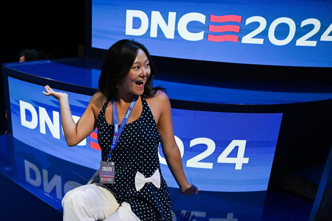 社媒平台促使美国更多年轻人关心并参与政治，年轻群体的选票对于两党竞争日益重要。今年8月，民主党邀请数十名网红参加全国代表大会，吸引庞大粉丝群体的支持。图为网红Issa Okamoto在会场拍照。（路透社）