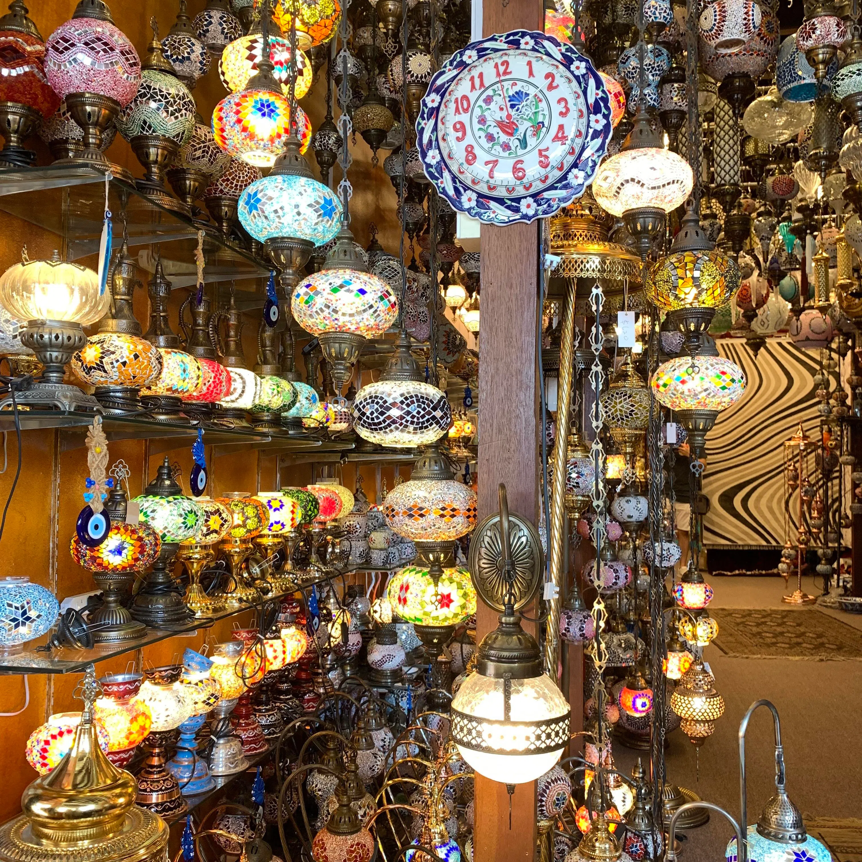 店里店外都是视觉飨宴，让人目不暇给。（陈映蓁摄）