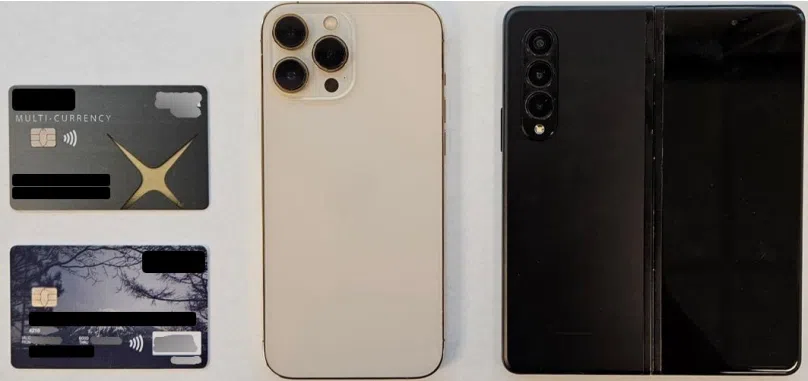 警方起获两台手机和两张提款卡作为案件证物。（新加坡警察部队提供）