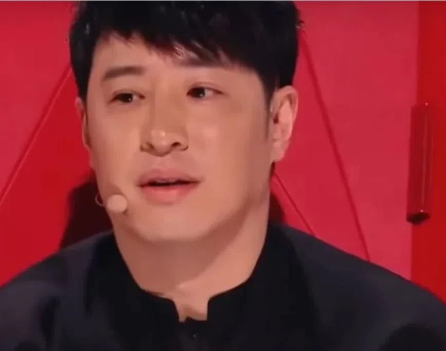 椅子移动转身让潘玮柏感到诧异，一时反应不过来。（互联网）