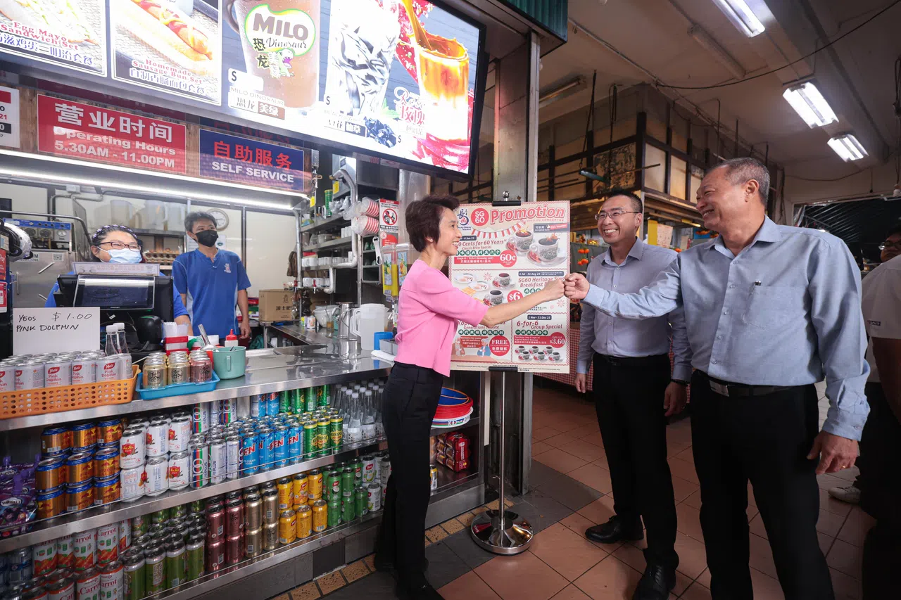 贸工部兼文化、社区及青年部高级政务部长刘燕玲（中）为SG60优惠餐饮活动主持推介仪式，并和长城集团的总经理苏坤义（右一）和首席财务长白炳祥（右二）交流。（李冠卫摄）