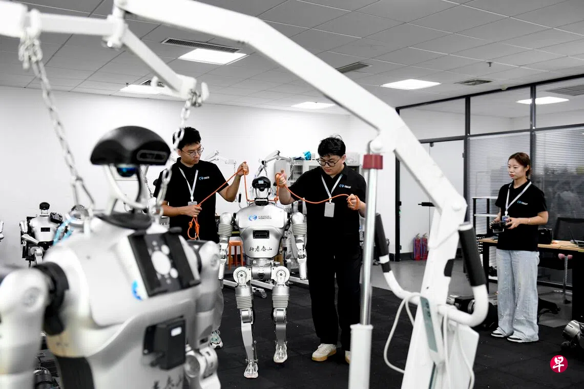 北京大学经济学院教授苏剑受访时解读，7月高技术产业投资及消费额增速持续领跑，成为当前经济主要支撑之一 。图为山东优宝特智能机器人公司的工作人员正在调试机器人。 （新华社）