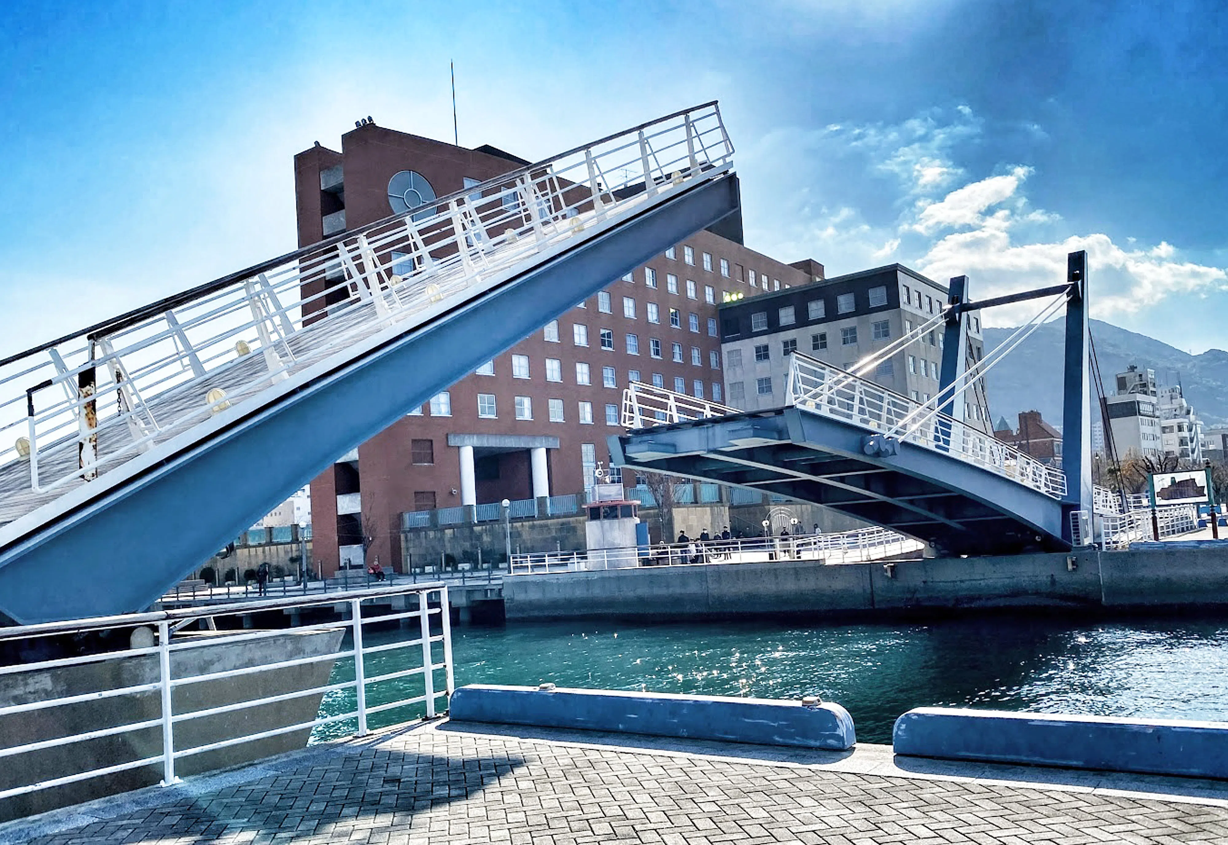 蓝翼门司吊桥每天固定时间会分成两截吊起，让船只通过，有如一双蓝色翅膀，因而得名。（蓝天游摄）