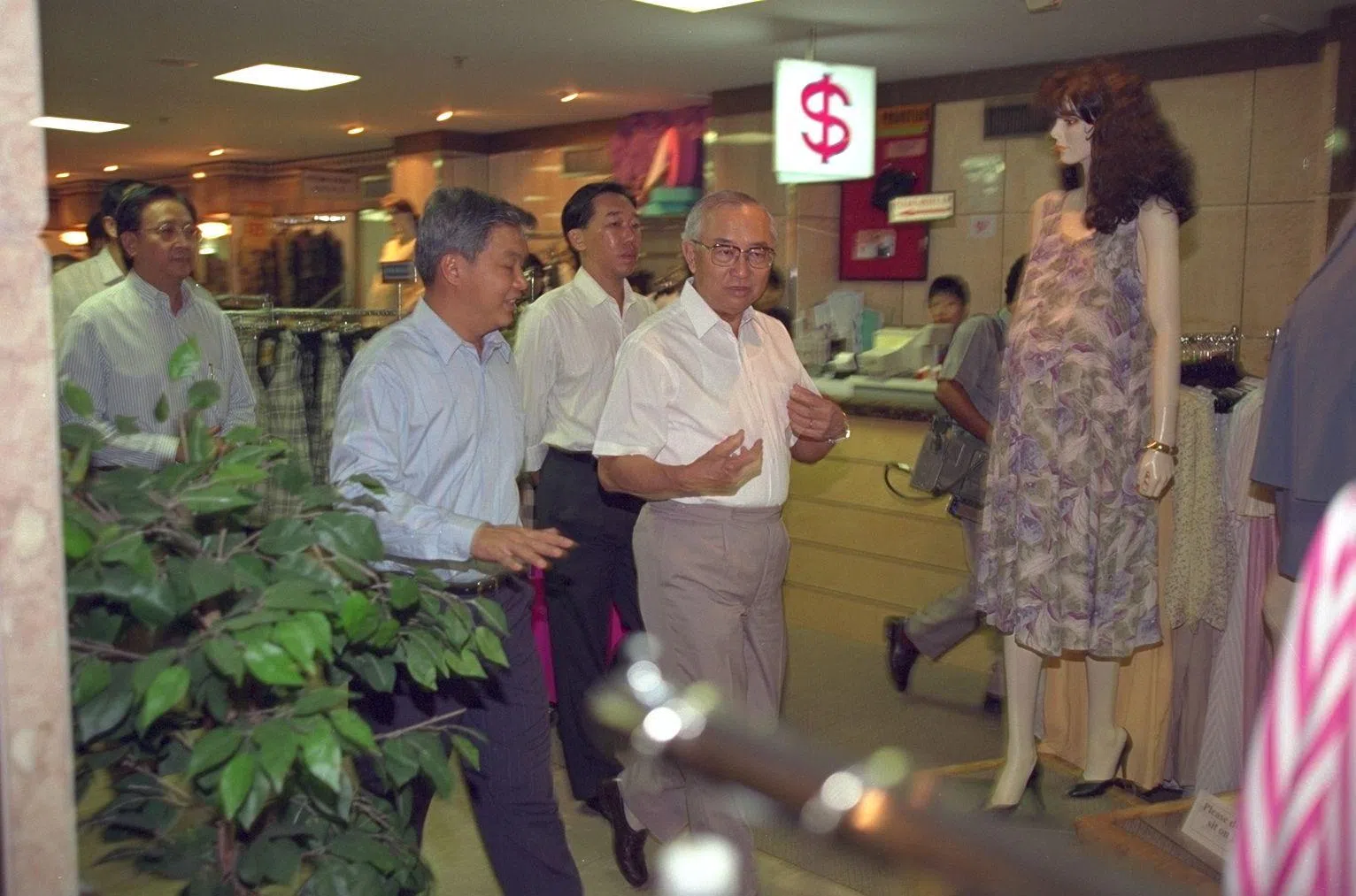 1994年4月1日是我国实施消费税的第一天，时任财政部长胡赐道博士（前排右一）在奥奇百货公司董事经理郑传伟（前排左一）的陪同下到奥奇珍珠巡视。（档案照片）