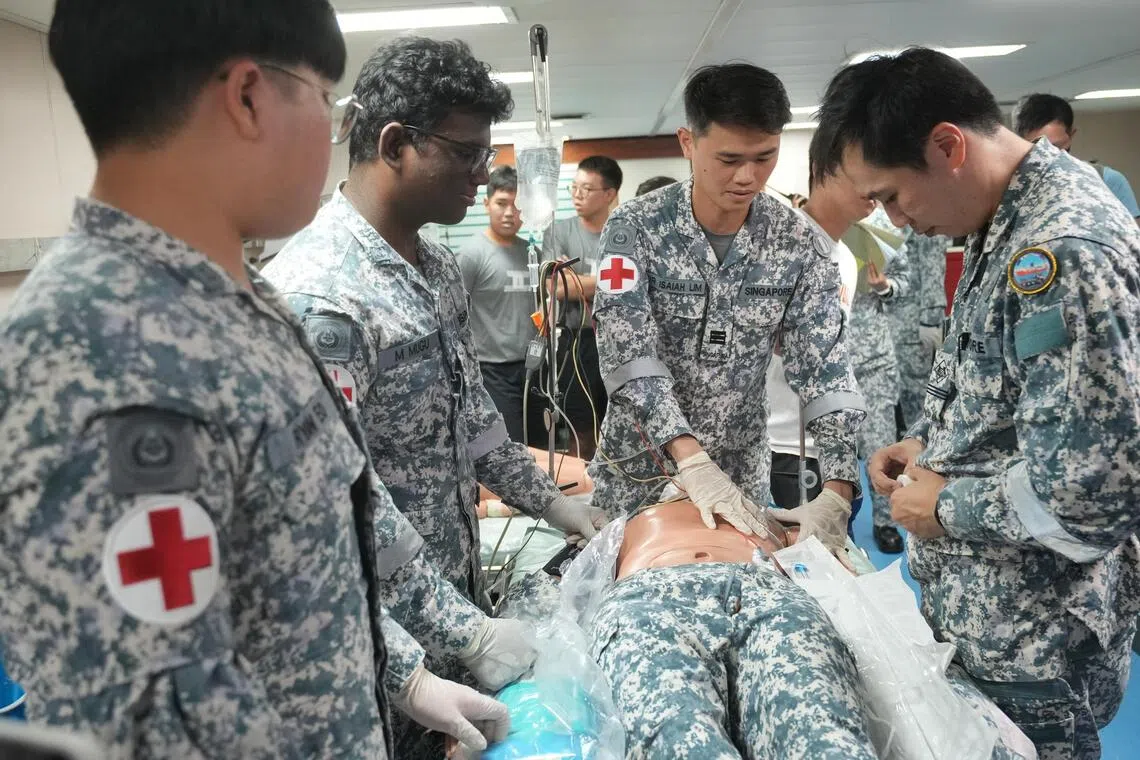 新加坡海军医护团队在高护病房为训练假人进行模拟救治，根据伤势严重程度采取不同措施，包括处理割伤、关节脱臼、烧伤、减压病、呼吸窘迫、心血管衰竭和有毒气体中毒等情况。（谢智扬摄）