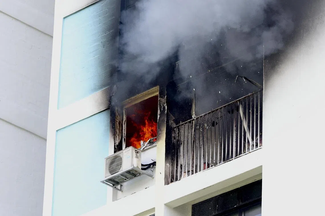 大巴窑8巷第229座组屋火患发生在星期二（7月29日）下午1时10分左右，三人因吸入浓烟及烧伤送院治疗。（邝启聪摄）