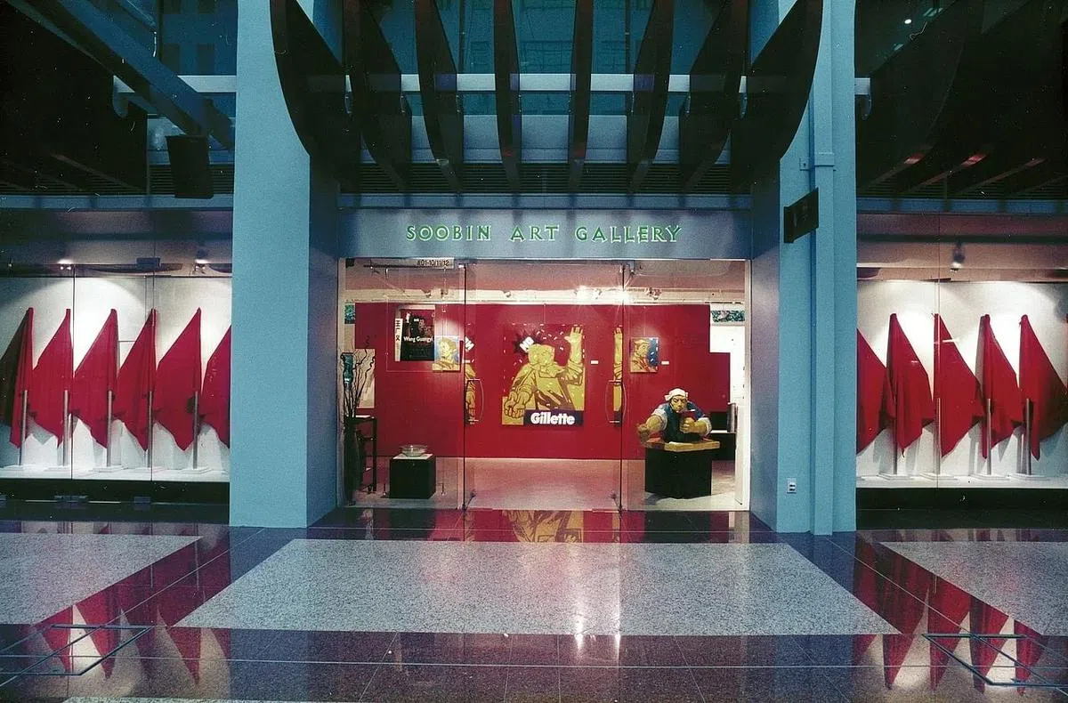 蔡斯民为中国艺术家王广义办个展时，配合主题将艺廊橱窗设置红旗。（受访者提供图片）