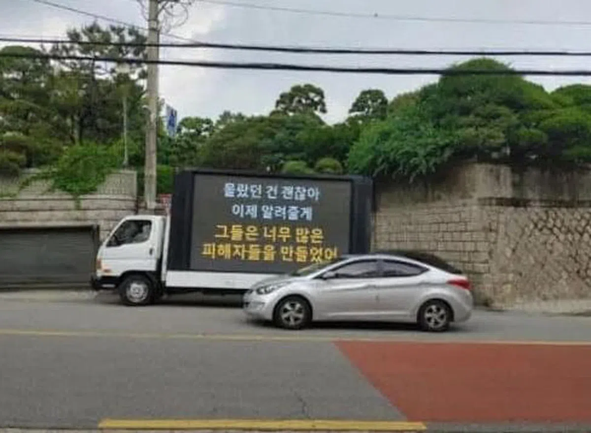 粉丝们所租用的LED小货车就停在李昇基家门口。（取自网络）