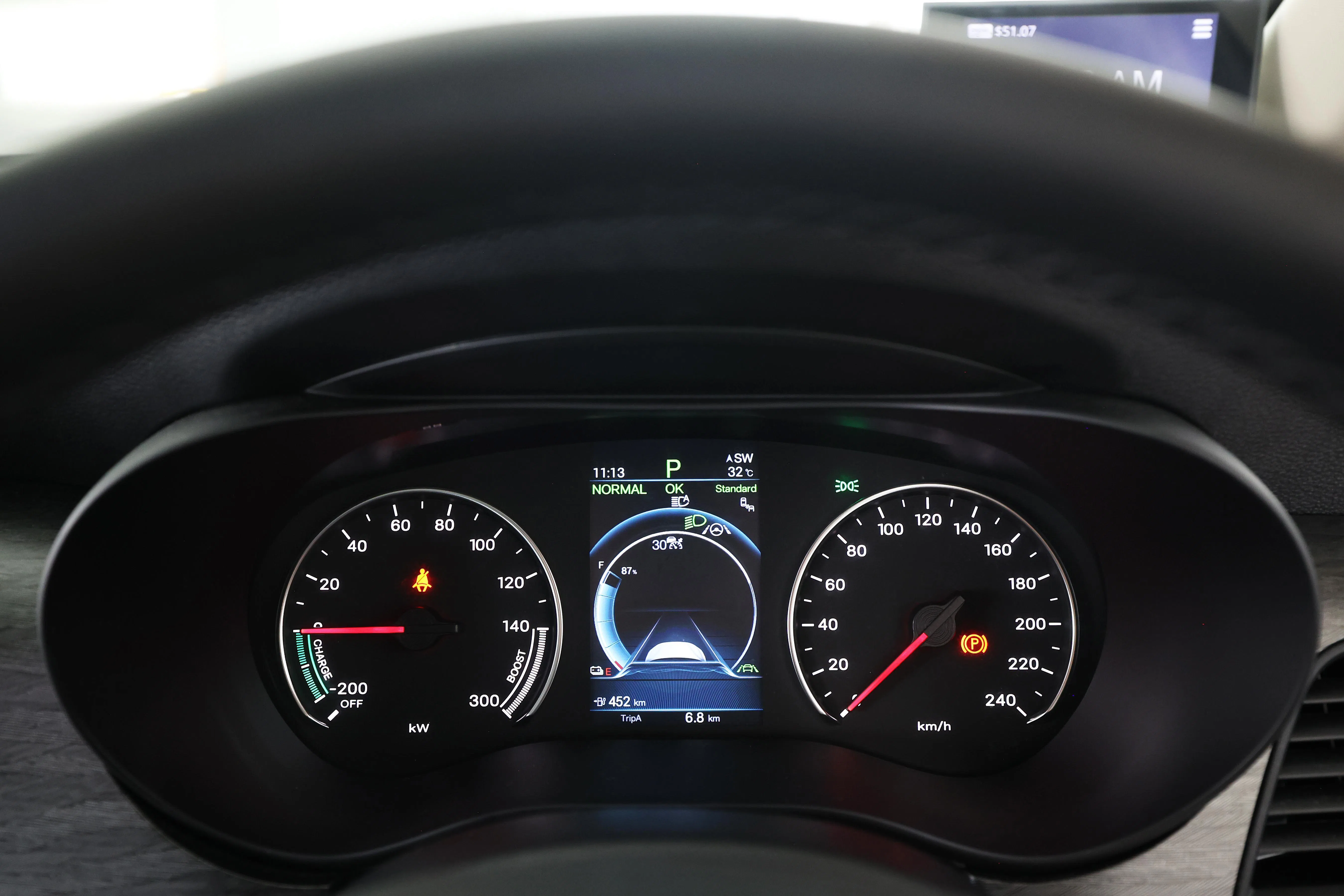 仪表盘使用传统指针设计，分别显示车速与功率输出。（蔡家增摄）