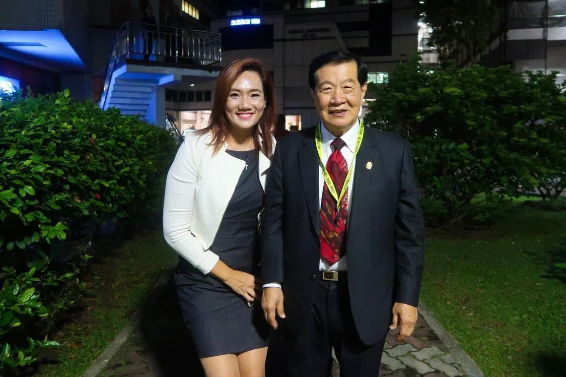 陈玮玲（左）感谢李昌钰几乎每次到访我国，都为后辈举办讲座，分享他多年来的经验和知识。（受访者提供）