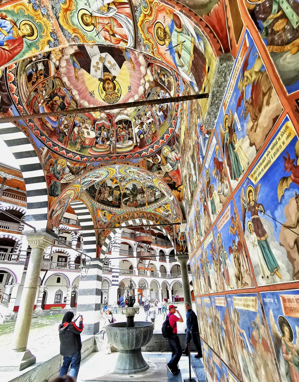 里拉修道院主教堂拱顶回廊精美壁画。（许月英摄）