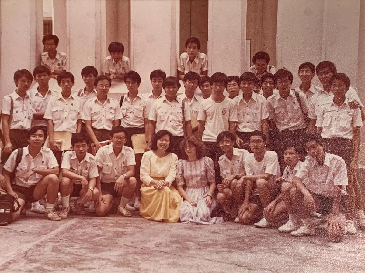 德里斯科尔与新加坡教育部签三年合约，于1985年至1988年任教于当时在奎因街的公教中学。（受访者提供）