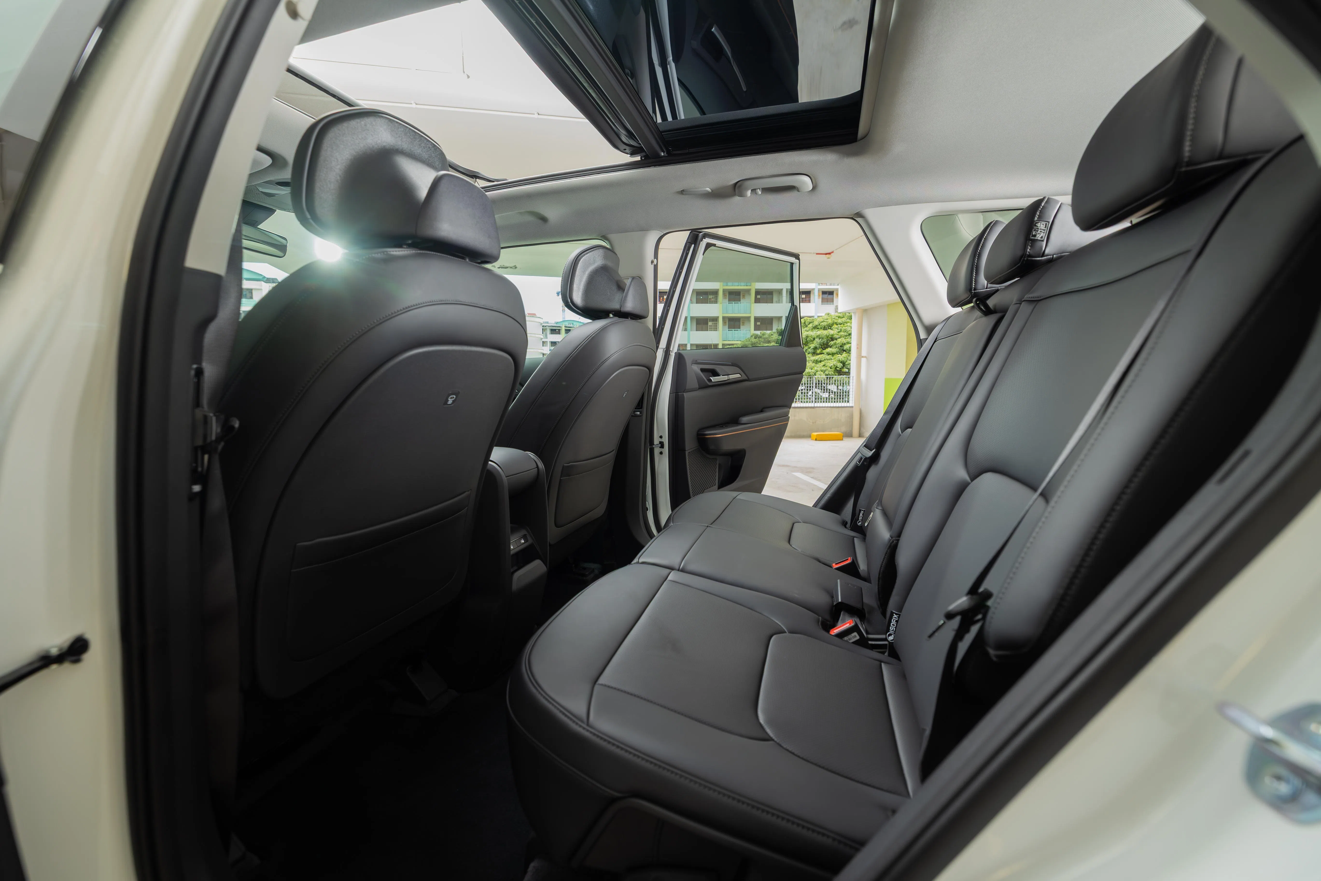 后座空间宽敞，座椅角度可调，乘坐舒适。（吴先邦摄）