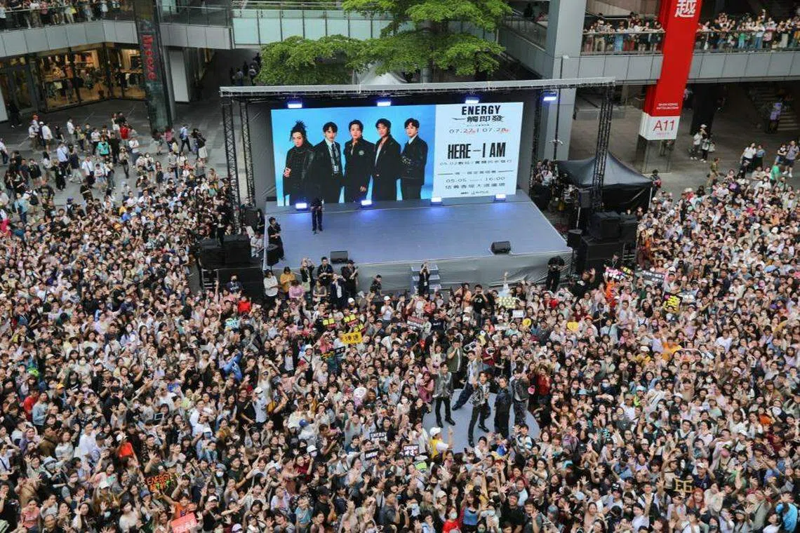 Energy回归“杀很大”，吸引5000人挤爆签唱会现场。（TVBS提供）