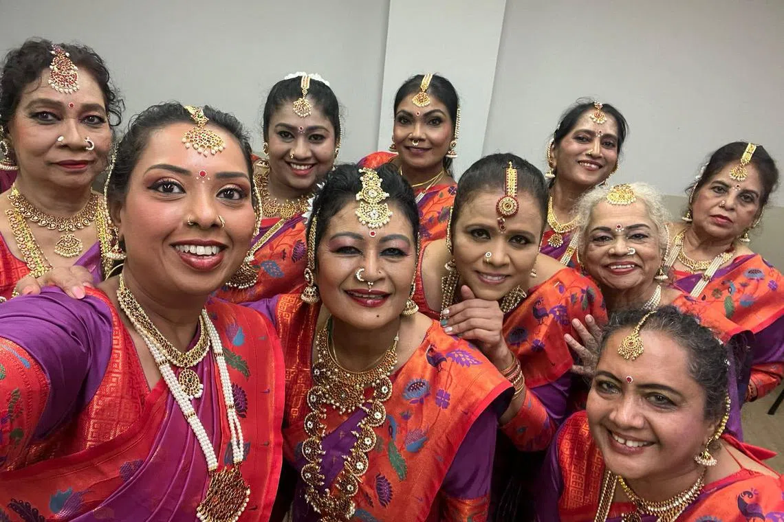 莎拉瓦蒂（后排左三）与舞蹈团在不同活动上表演传统印度舞，证明年龄从来不是限制。（受访者提供）