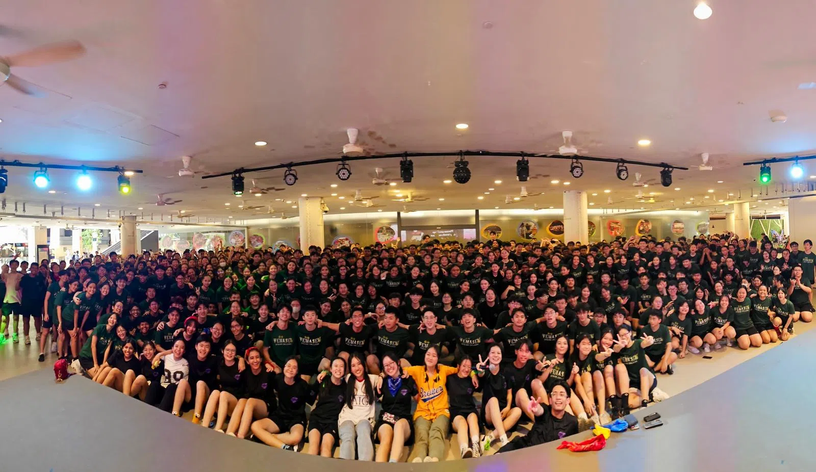 淡马锡初级学院高一与高二的学生在迎新晚会结束后的大合照。（淡马锡初级学院摄影部提供）