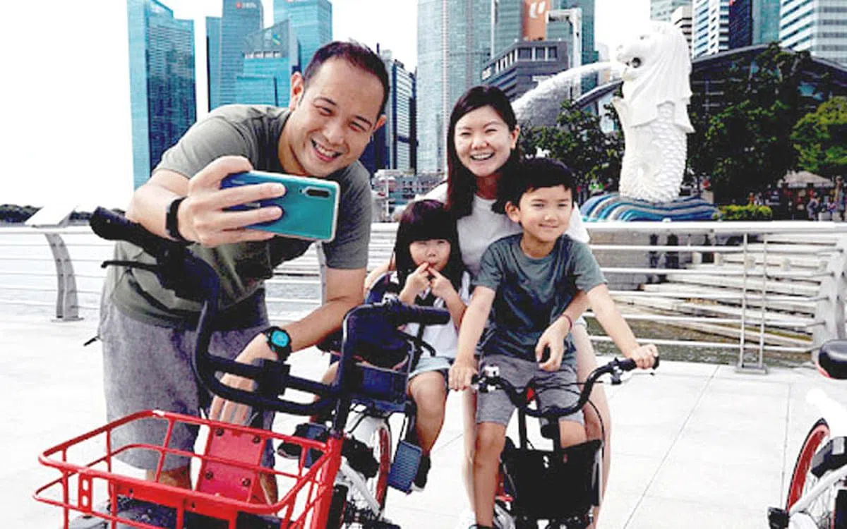 全家人一起享受骑行乐趣，拥抱健康生活。（图／新加坡文华东方酒店提供）