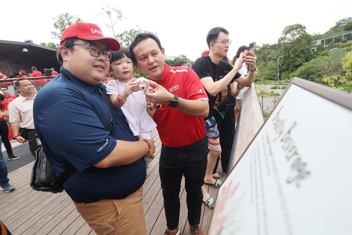 战备军协星期天（3月16日）在近日开幕的雨林探险园亚洲区（Rainforest Wild Asia），举行家庭欢乐日（SAFRA Family Day Out）活动。人力部兼国防部高级政务部长扎吉哈（左三，红色上衣）出席活动。（郑一鸣摄）