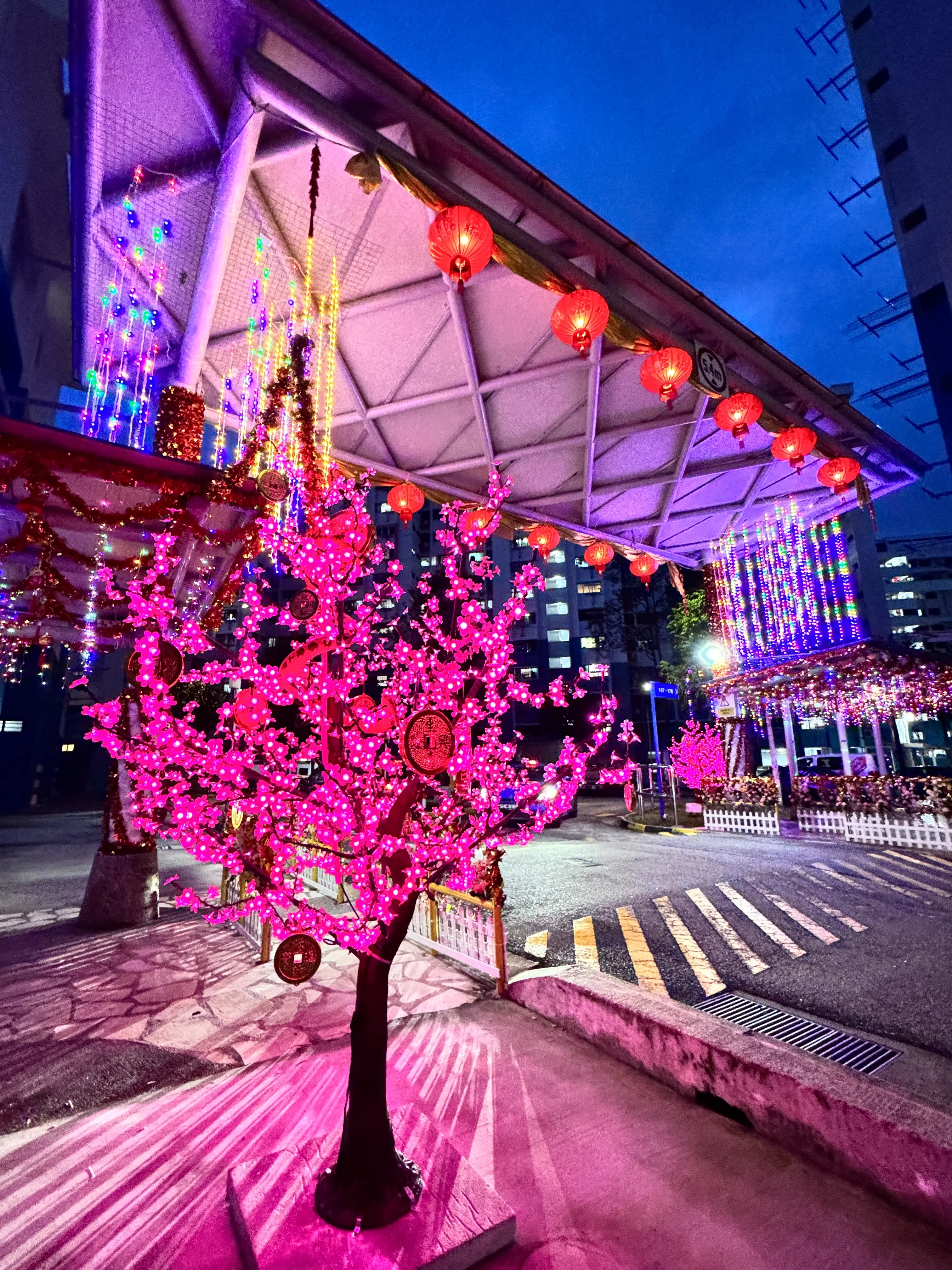 晚上7时后，七彩缤纷的彩灯亮起，组屋走廊瞬间被点缀得流光溢彩，整个社区弥漫着浓浓的节日气氛。（林安娜摄）