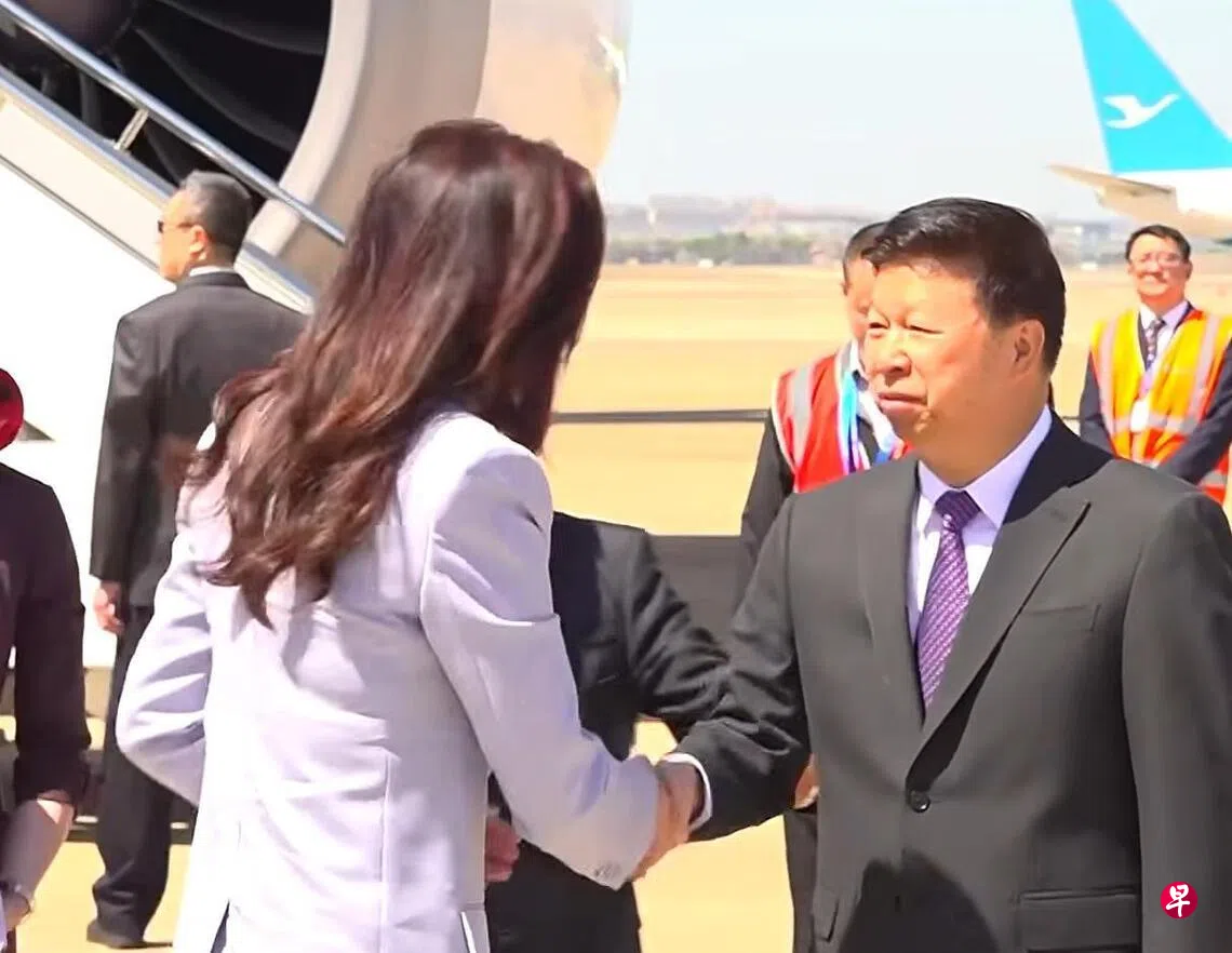 国民党主席郑丽文星期二（4月7日）乘搭上海航空飞机抵达上海虹桥机场，下机后与中共中央台湾工作办公室主任宋涛握手问候。 （视频截图）