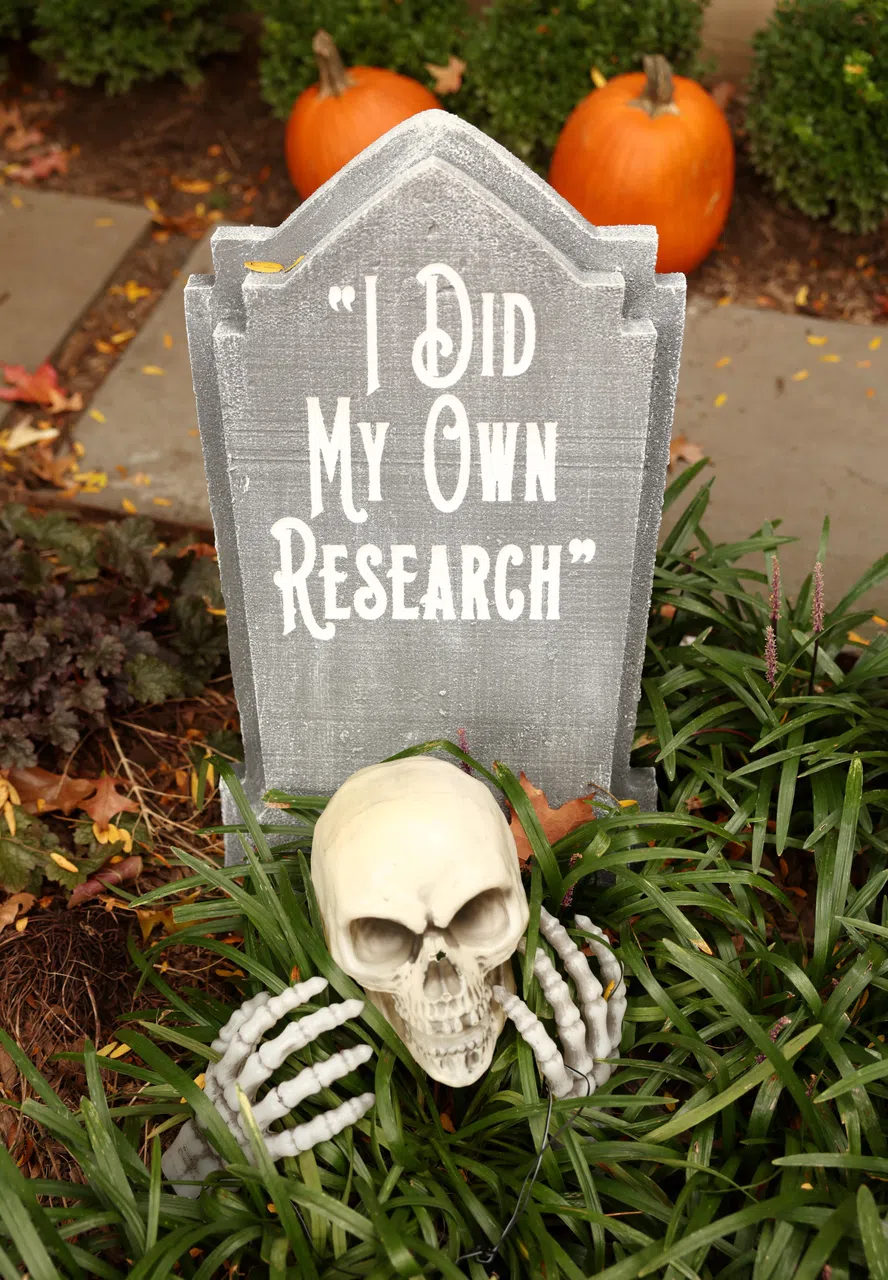 美国卫生部长肯尼迪的邻居趁着万圣节揶揄他身为卫生部长却罔顾科学研究。（路透社）