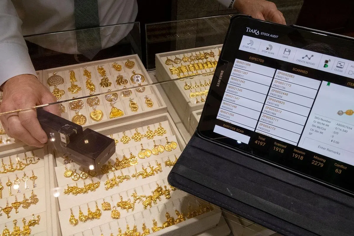 科技加持，安昌珠宝引进RFID扫码机器，盘点库存省时省力。（陈来福摄）