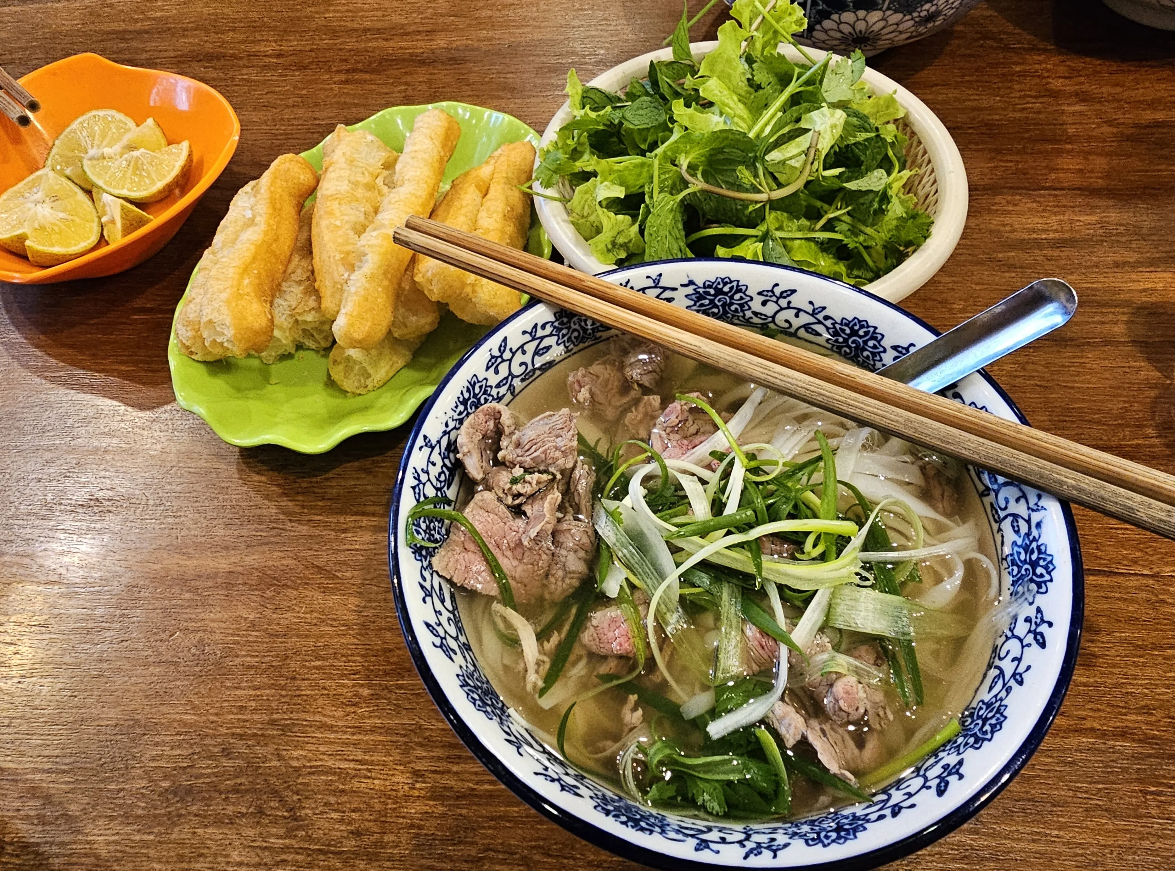 来到越南怎能不来一碗地道的Pho呢？（莞尔摄）