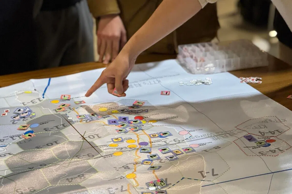 成立已两年的台湾大学国家安全暨战略研究社与民间军事研究单位KTT科普兵推合作，举行以台海危机为想定的学生兵棋推演。图为学生以兵棋模拟军事行动。（缪宗翰摄）