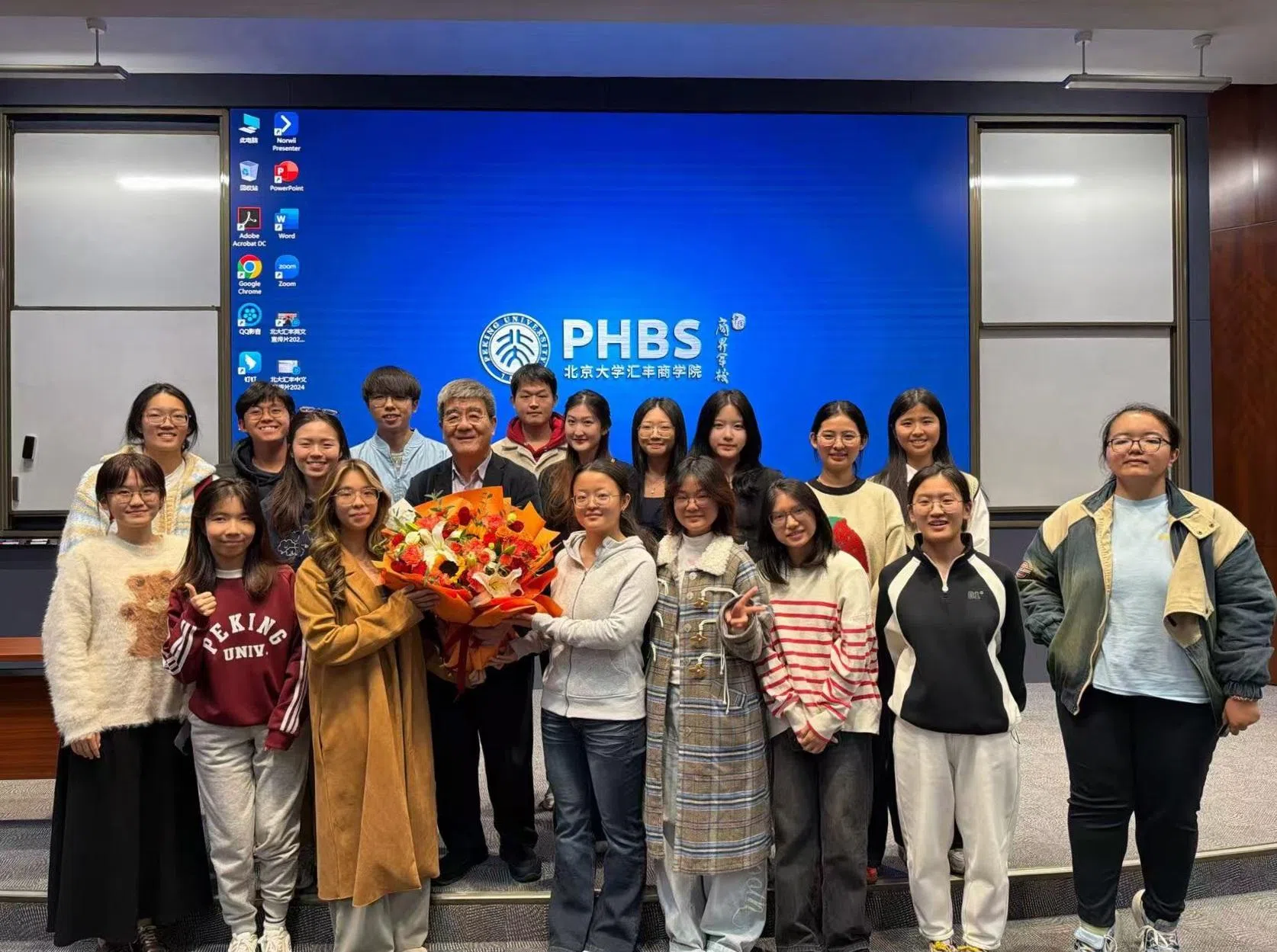 北大汇丰商学院创院院长海闻教授是中国经济学泰斗，也深受师生爱戴。（作者提供）