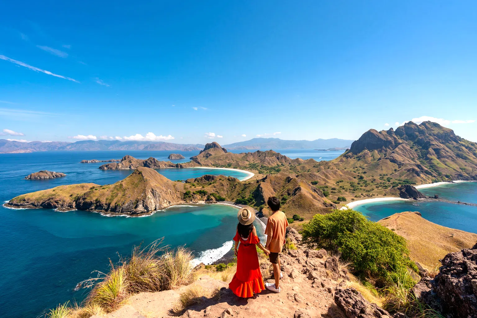 直飞帕印尼纳闽巴霍，到达尔岛，一睹山海交错的壮丽地形。（Getty Images）