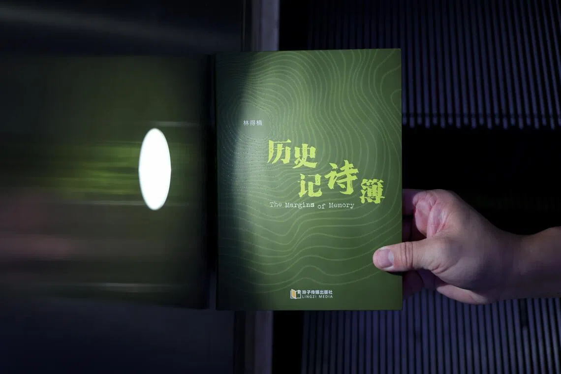出版是现实的实践，写诗是内心的回声，林得楠做书写诗全凭真心。（龙国雄摄）