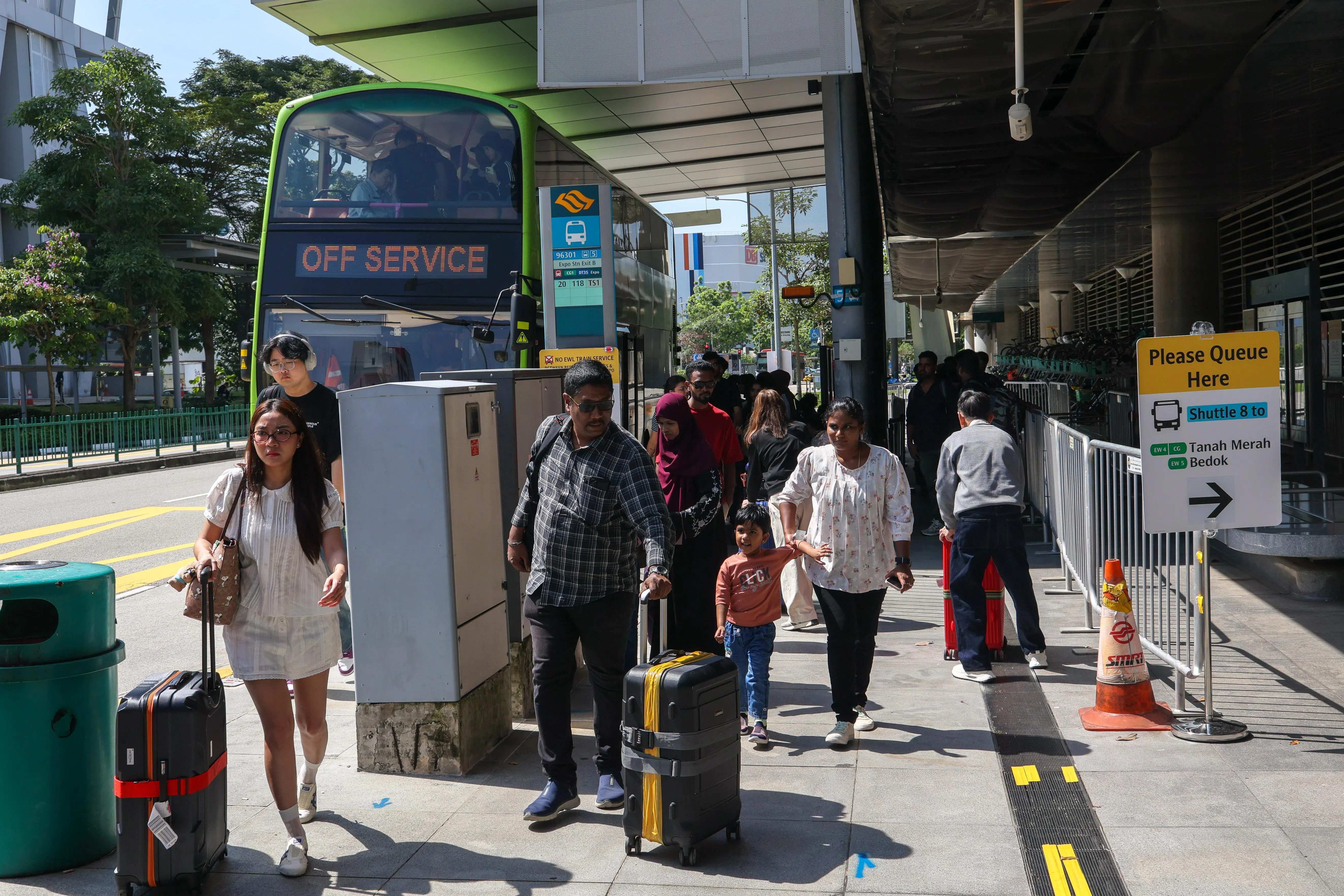 在博览站，受访乘客说，出站后沿途就有三四名工作人员指引去哪里搭乘接驳巴士，一切非常顺畅。（张俊杰摄）