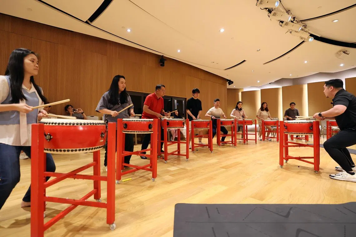 黄伟杰带领参与者击鼓、健身。（萧紫薇摄）