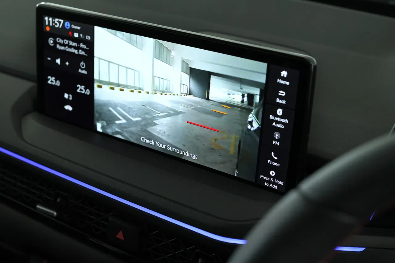 中控屏上显示车子左侧盲点。（龙国雄摄）