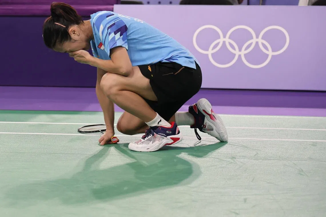 杨佳敏在奥运羽毛球女单16强赛先盛后衰，被日本球员大堀彩逆转后，按捺不住悲伤情绪，捂脸哭泣。（谢智扬摄）