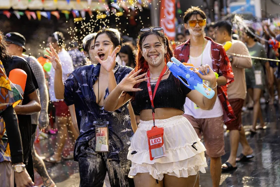 人们相互泼水表达祝福。（蔡光发摄）