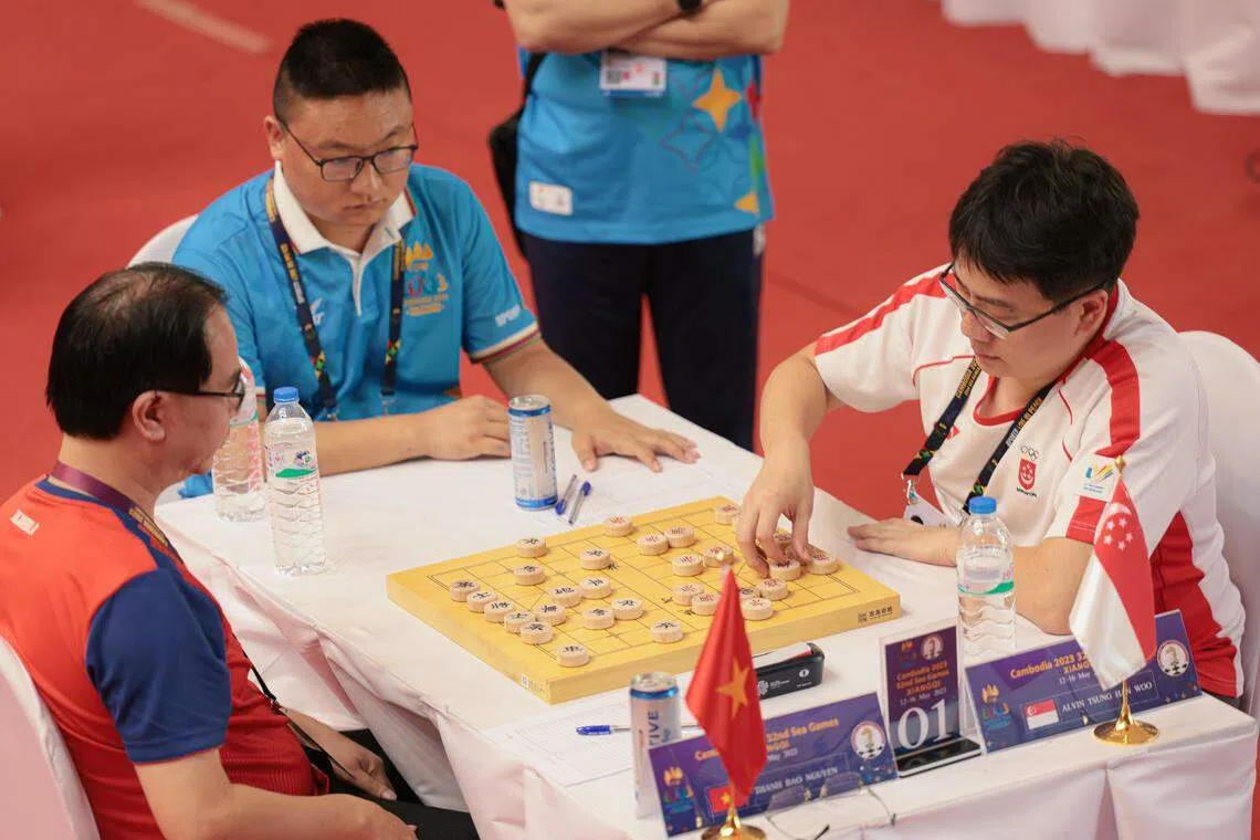 吴宗翰（右）在最后一轮比赛战平越南选手阮成保。（李冠卫摄）