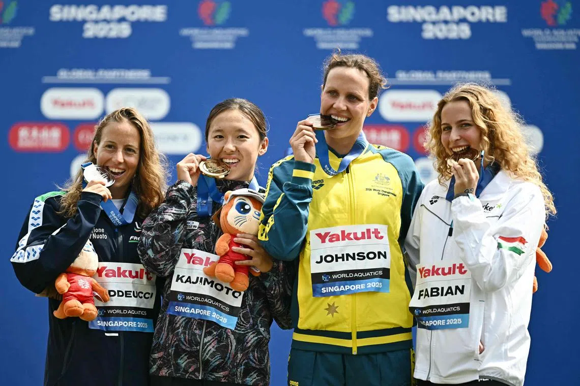 （左起）意大利女将吉内芙拉（银牌）、日本选手梶本一花（金牌）、澳洲选手莫伊莎（铜牌），以及匈牙利选手贝蒂娜（铜牌）。（法新社）