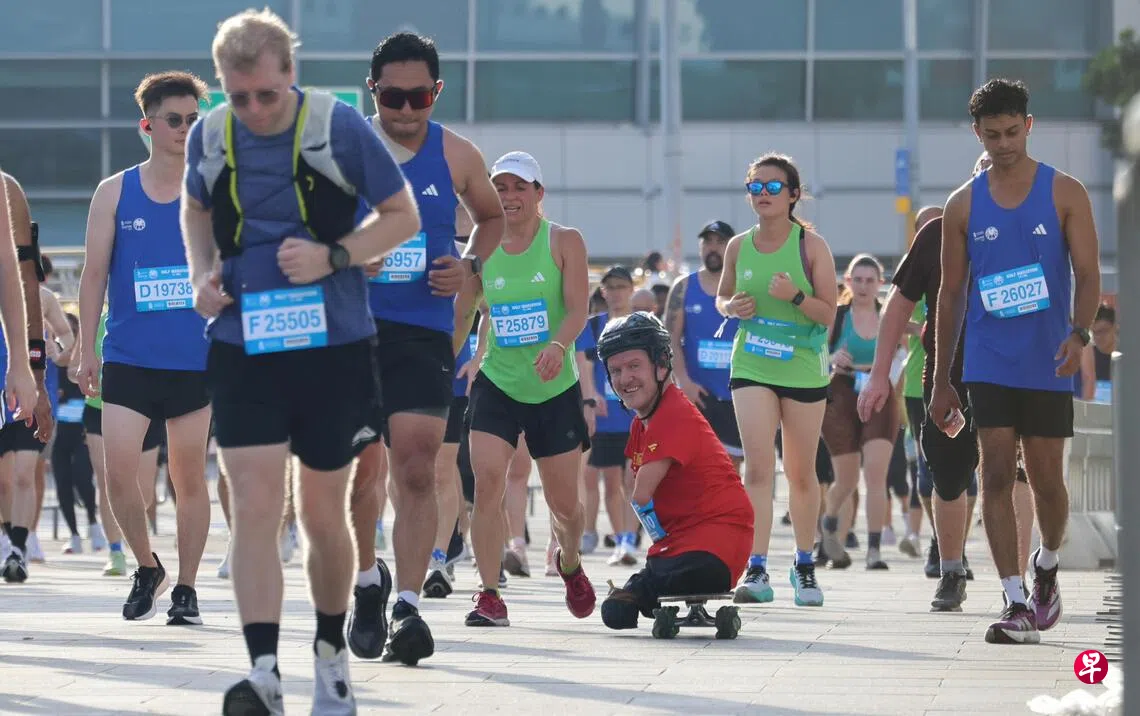 加拿大选手四肢不全不受限用滑板跑渣打马拉松| 联合早报