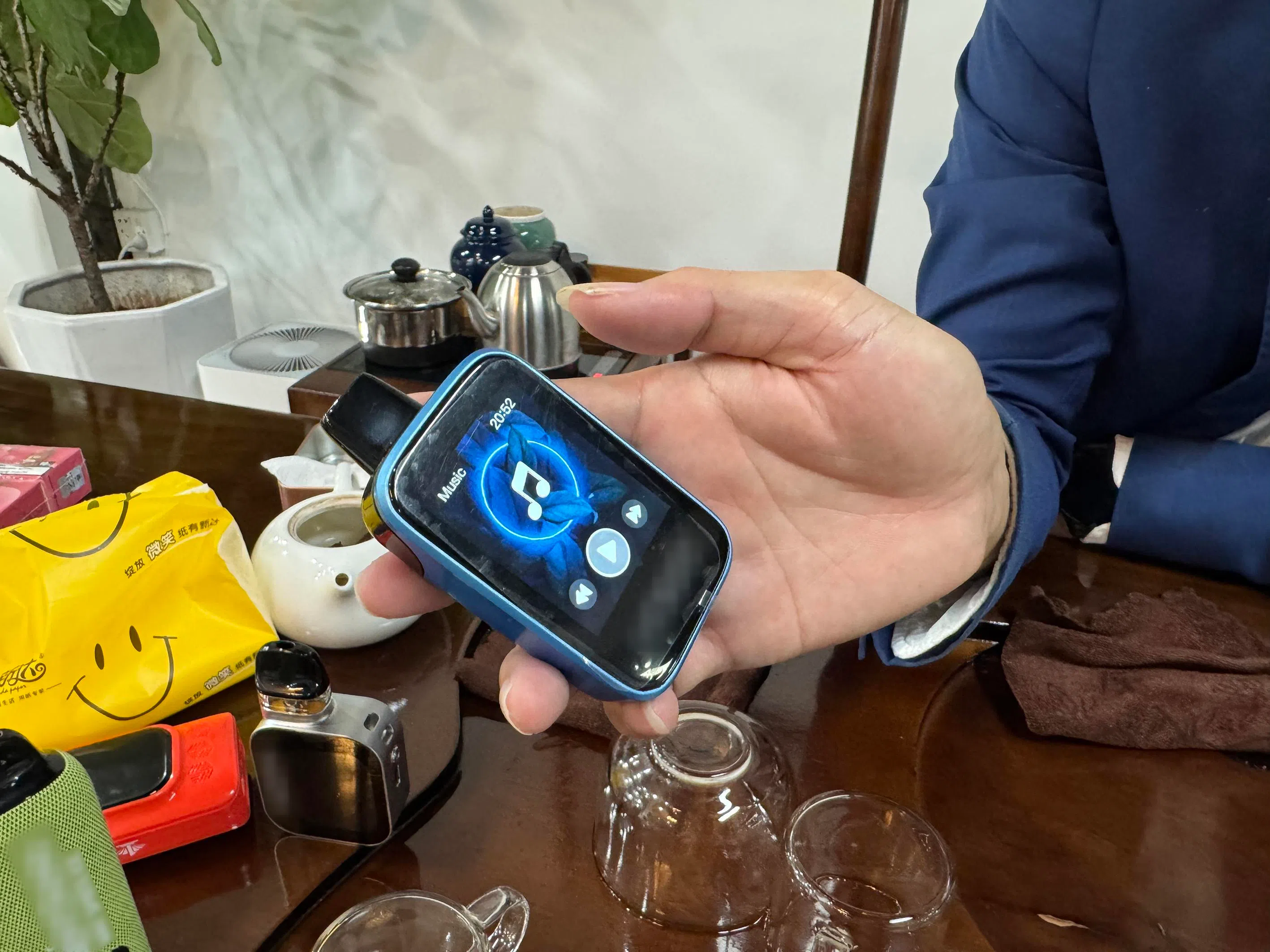 一些电子烟产品具备蓝牙功能，能充当音乐播放器，甚至玩游戏或浏览社交媒体。（海峡时报）