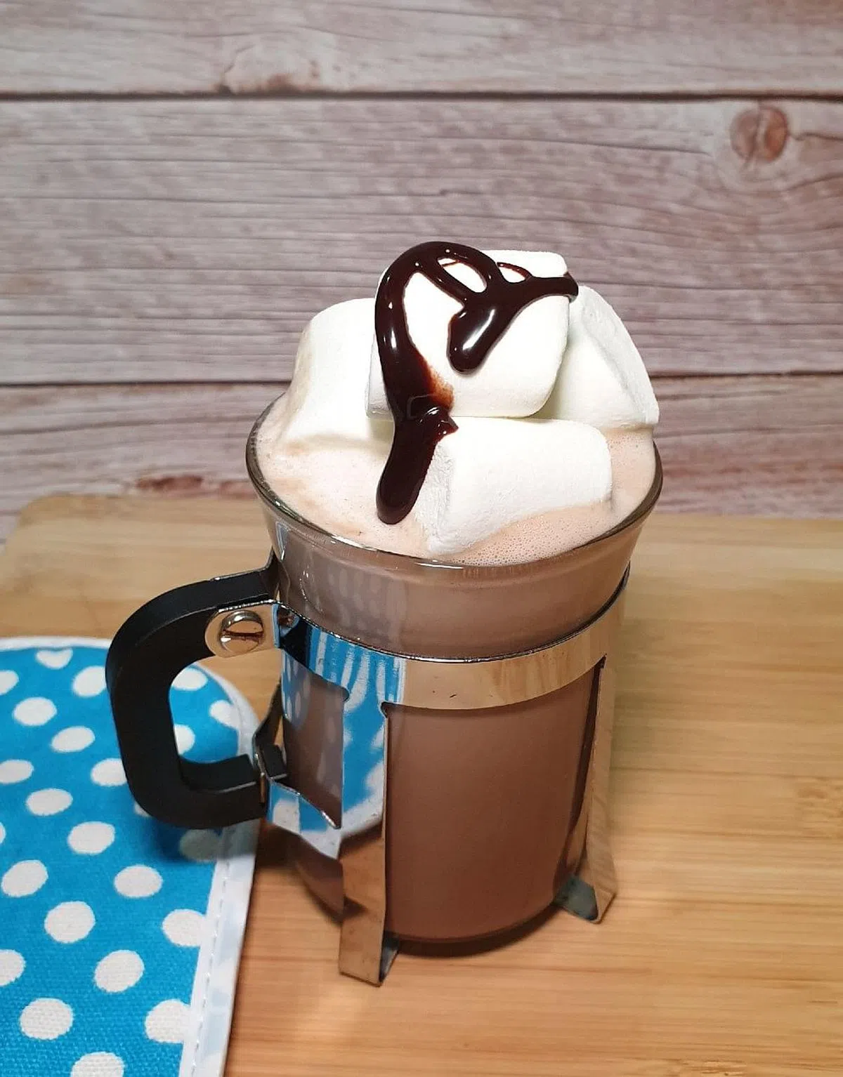 巧克力热乎乎喝下，配软绵绵的棉花糖，入口即化。（黄亿敏摄）