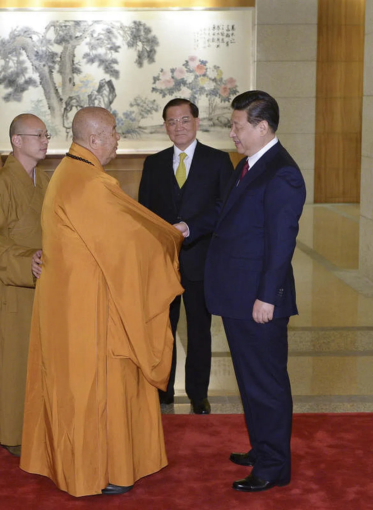 中共中央总书记习近平（右）2014年2月在北京钓鱼台国宾馆会见了台湾国民党荣誉主席连战（中）及随访的台湾各界人士。图为习近平与星云大师（左）握手。（中新社）