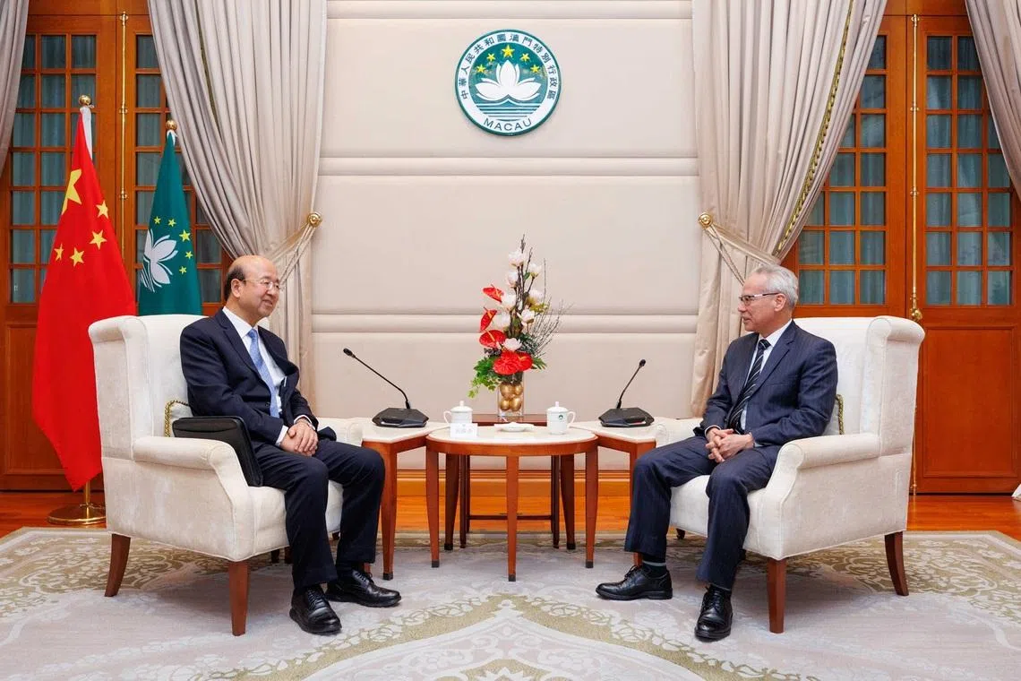 中国外交部驻澳门特派员刘显法离任