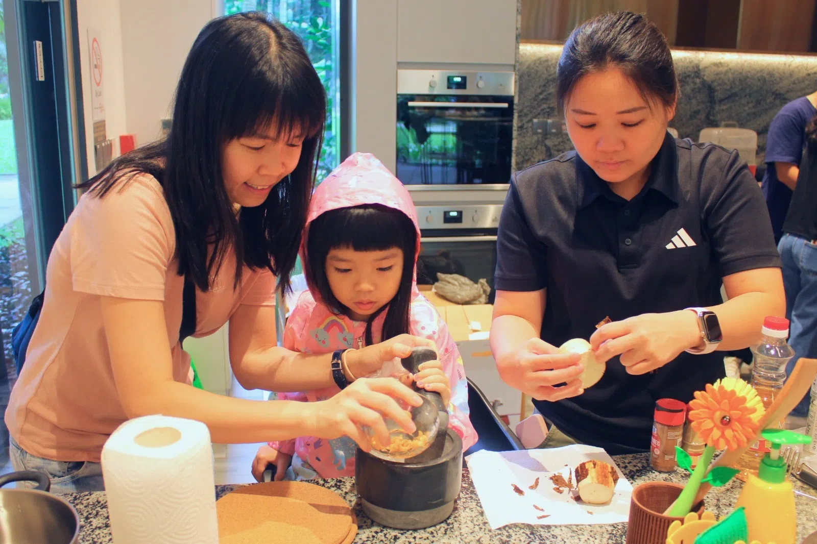 “Wartime Tuckshop”体验式烹饪工作坊让参与者动手剥木薯皮、捣木薯，在处理食材的过程中感受战争年代的饮食生活。（新加坡国立大学图书馆提供）